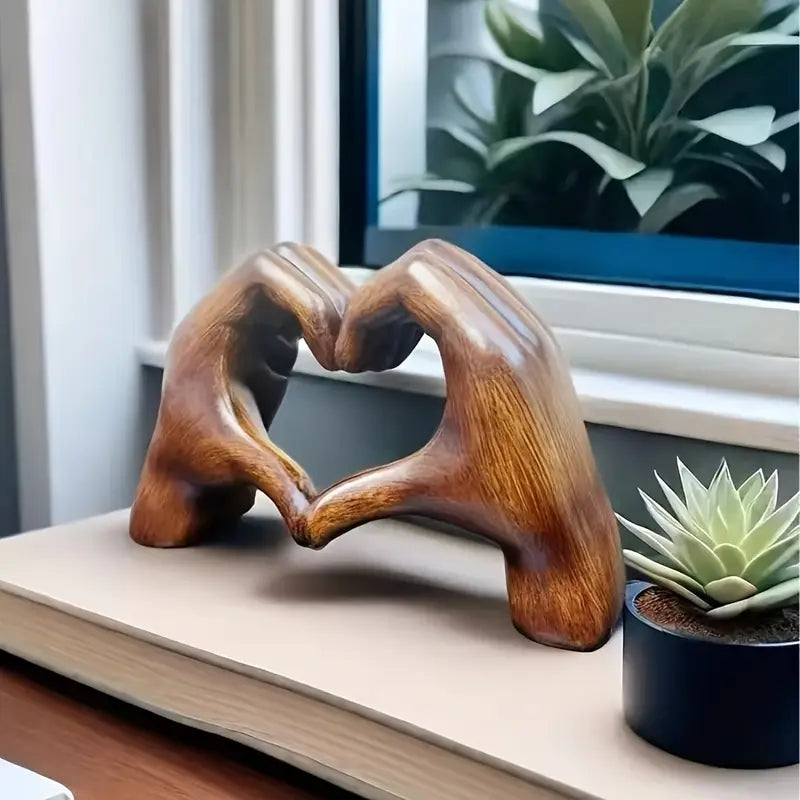 Escultura Decorativa de Madera – Manos en Forma de Corazón