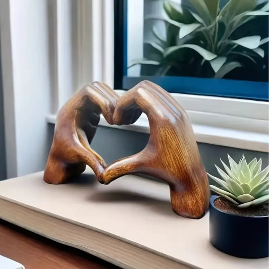 Escultura Decorativa de Madera – Manos en Forma de Corazón